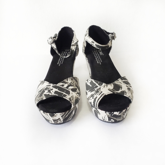 SOLD Tom's wedge sandles black white funky Size 7 - Picture 2 of 6